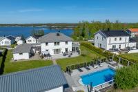 Fristående hus med stor trädgård och pool - B&B Västervik