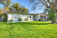 Stylish Home - Lrg Yard with games Grill & Hot Tub - B&B Fredericksburg