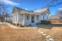 Gorgeous Home 1 Blk from Main with Hot Tub & Fire Pit! - Bed and Breakfast Fredericksburg