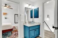 Luxury Modern Home with Hot tub Deck & Firepit! - B&B Fredericksburg