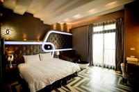 Zimmer mit Queensize-Bett und Balkon