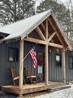 Creekside Cabin, 2 Masters, Bunkbed, Kid & Pet Friendly, Hottub, Zipline, Games, & Multiple Fireplaces - B&B Ellijay
