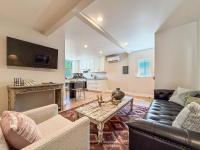 The Desert Marigold Suite at The Hesch House - Prime Location in the Railyard Art's District - Chambres d'hôtes Santa Fe