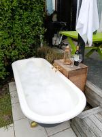Tiny Tranquility at Lake Tarawera Retreat - B&B Rotorua