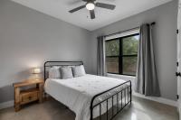 Luxury Home 3blck from Main St with FirePit - Chambres d'hôtes Fredericksburg