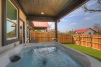 Modern Casita with Hot Tub – Six Minutes from Main Street - Chambres d'hôtes Fredericksburg