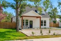 Rosé Retreat: Luxurious Getaway for 6, Hot Tub, Steps to Main Street - Chambres d'hôtes Fredericksburg