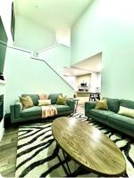 Modern 4BDRM Home-1 King Bed- 3 Queen Bed Main Suite - B&B Edmonton
