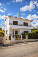 Terraço 26 - 8BR Villa Sleeps 22, Garden & Terrace, Near Lisbon & Beaches - Bed and Breakfast Sobreda