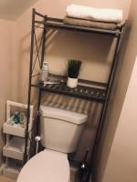 Serene Retreat near JFK Private Balcony, Yard, and Pool Access - Chambres d'hôtes Valley Stream