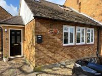 Entire 2 Bed House in London Area - Parking - Sleeps 5 - B&B Watford
