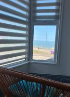 Cosy 2 Bedroom Coastal Retreat with Sea Views and a Private Indoor Hot Tub - B&B Margate