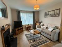 Two bedroom house with enclosed gardens and 2 car drive - B&B Cae’r-geiliog