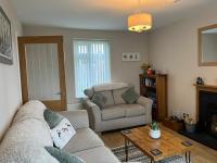 Two bedroom house with enclosed gardens and 2 car drive - B&B Cae’r-geiliog