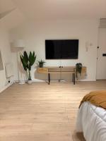 Studio Flat – 3 Min to Station – 40 Min London – Van Parking - Bed and Breakfast North Mymms