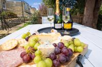 Heron Stays Bath- Historic Pub Retreat, 4 Spacious Bedrooms, Original Beams, Parking, Sleeps 9, 3 Miles to Bath Central - Chambres d'hôtes Bath