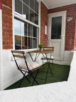 3 Bedroom Apartment with Balcony in London, Free Parking - Bed and Breakfast Morden