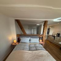 2 Wohnungen auf einer Ebene - 4 Schlafzimmer, 2 Bäder, gemütliches Wohnzimmer, großer Esstisch, Parkplätze - B&B Wolfhagen