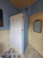 Camera Doppia con Letti Singoli e Bagno in Comune