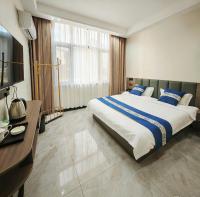 Chambre Lit Queen-Size avec Salle de Bains Commune 