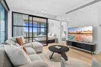 Beachside Jewel Stay | Sunset Views + Parking Pool - B&B Gold Coast