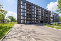 Jasny Apartament z Parkingiem oraz Balkonem w Łodzi by Noclegi Renters - Chambres d'hôtes Łódź