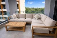 Pool View Apartment with Large Terrace 5 Min Walk to the Sea - Chambres d'hôtes Limassol