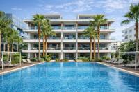 Pool View Apartment with Large Terrace 5 Min Walk to the Sea - Chambres d'hôtes Limassol