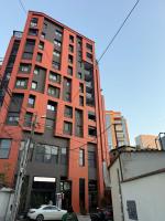 Central Nest Loft-2 min from Toptani -fast WiFi - Bed and Breakfast Tirana