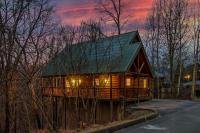 Cozy 2BR Wood Cabin, Pet Friendly, Hot Tub, Pool Table, Close to PF and Gatlinburg - Chambres d'hôtes Pigeon Forge