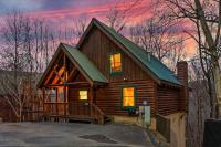Cozy 2BR Wood Cabin, Pet Friendly, Hot Tub, Pool Table, Close to PF and Gatlinburg - Chambres d'hôtes Pigeon Forge