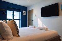 Modern flat moments from Tolcarne beach - Chambres d’hôtes Newquay