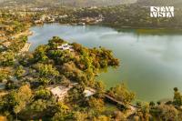 StayVista at Mangal House by the Lake with Lawn, BBQ - Chambres d'hôtes Ābu