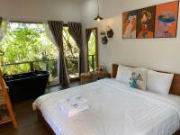 Habitación con cama extragrande y bañera de hidromasaje