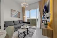 Modern 1BR - High Floor - Balcony - DAMAC Hills - Chambres d'hôtes Dubaï