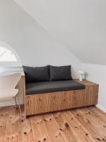 Stylish family villa with garden and attic studio in central Halmstad - Chambres d'hôtes Halmstad