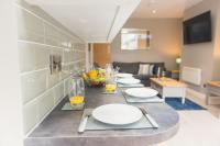 LYNNTON HOUSE Stunning 6 bed Town Centre House ALL with En-Suites Prime Location Tamworth - Ferienwohnung Tamworth