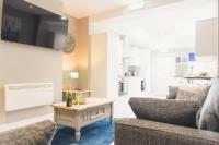 LYNNTON HOUSE Stunning 6 bed Town Centre House ALL with En-Suites Prime Location Tamworth - Ferienwohnung Tamworth