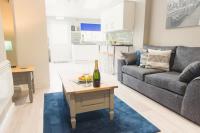 LYNNTON HOUSE Stunning 6 bed Town Centre House ALL with En-Suites Prime Location Tamworth - Chambres d'hôtes Tamworth