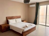 Spacious 3 Bedroom Apartment with 2 Bathrooms & Balcony - St Paul's Bay - Bed and Breakfast San Pawl il-Baħar