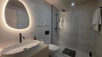 Apartamento de 1 dormitorio con balcón y vistas al agua 