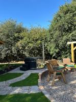 Woodlands Luxury Lake Log Cabin - Vetiver Villa - Chambres d'hôtes Long Bennington