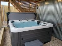 The Tin Barn With Private Hot Tub - B&B Deal
