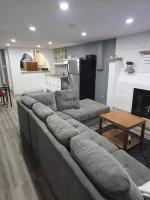 Bright Cozy 2-Bedroom Main Floor Suite - Chambres d'hôtes Brampton