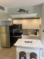 Beach side condo with shared pool gym and tennis - B&B Destin