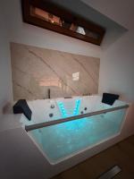 EPICENTAR Luxury Jacuzzi & Sauna Apartment in Baščaršija - Private Spa Experience - B&B Sarajevo