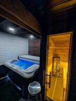 The Comfort Zone- Entire Private 1-bed Basement apt, Sauna, Hot Tub, 8 min Subway - Ferienwohnung Toronto