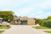 Family-Friendly Home with Yard Near Gungahlin - Hosted by Canstay - Chambres d'hôtes Gungahlin