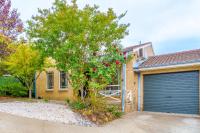 Family-Friendly Home with Yard Near Gungahlin - Hosted by Canstay - Chambres d'hôtes Gungahlin