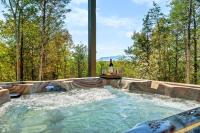 Eagle Feather Cabin- Modern Retreat, Hot Tub, Games & Scenic Yard Escape - Chambres d'hôtes Sevierville